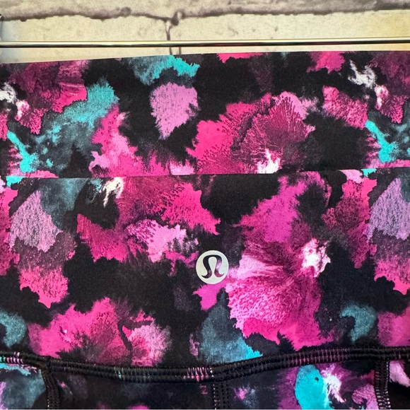 Lululemon Athletica Shorts Wunder Shorts 2" Midnight Bloom SZ 4 - Picture 2 of 4